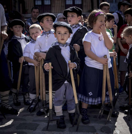 En la XXXIV edición de la Carrera de Layas de Puente la Reina, celebrada este domingo, participaron alrededor de 60 corredores
