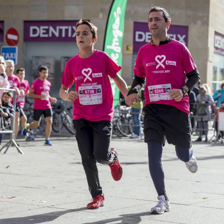 Imágenes de la Carrera contra el cáncer de mama, celebrada este domingo en Pamplona.