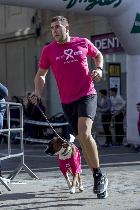 Imágenes de la Carrera contra el cáncer de mama, celebrada este domingo en Pamplona.