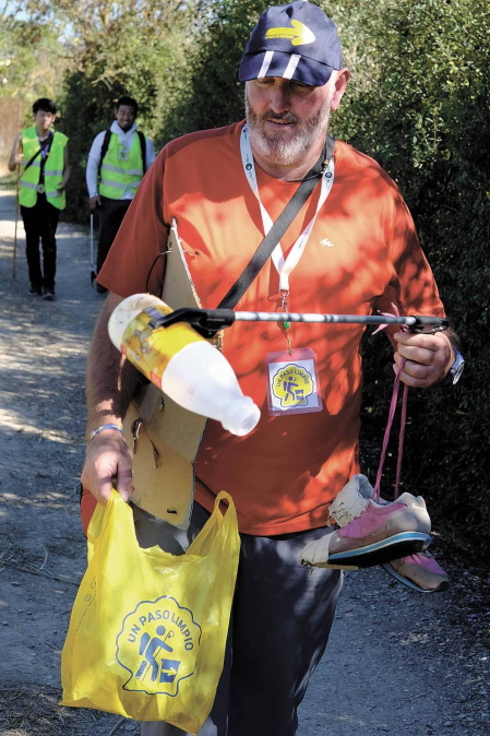 Cada 4 meses, voluntarios japoneses recorren las cunetas de la ruta jacobea en Navarra para recoger basura. Así se vive una etapa a su lado