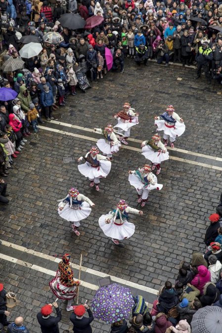 Imágenes del recorrido de los gigantes y cabezudos de Pamplona por San Saturnino
