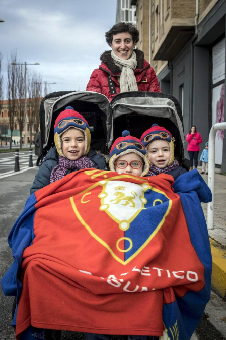 Imágenes del recorrido de los gigantes y cabezudos de Pamplona por San Saturnino