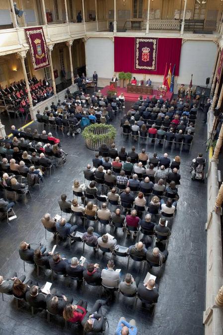 Fotos del acto institucional en el Día de la Comunidad Foral en homenaje a título póstumo a los artífices de nuestra bandera.
