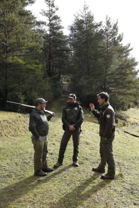 El guarderío forestal vela por el cuidado del monte bajo la máxima y la demanda de respeto. Las amenazas son "residuales".
