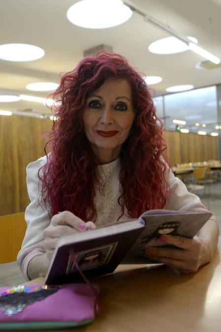 La zona media cuenta con, al menos, catorce grupos de teatro. actores aficionados que dedican su tiempo libre a enriquecer la vida cultural de la comarca.