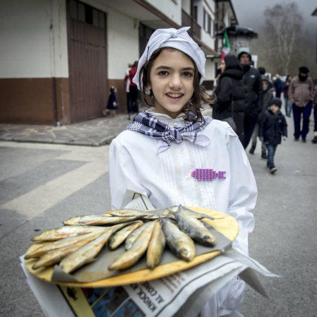 Este domingo las carrozas ocupan las calles de Sunbilla y Leitza y los vecinos protagonizan un desfile con las caras tapadas y ataviados con túnicas y capirotes que adornan con cintas de colores y plumas, aunque la fiesta principal se celebrará mañana.