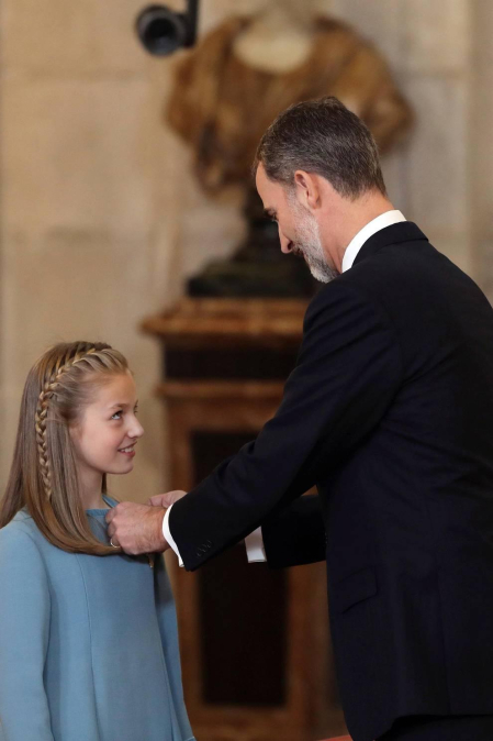 El Rey Felipe VI ha entregado este martes el Collar de la Insigne Orden del Toisón de Oro a la heredera de la Corona, la Princesa de Asturias, subrayando ante ella las "exigencias" y responsabilidades que implica su condición.
