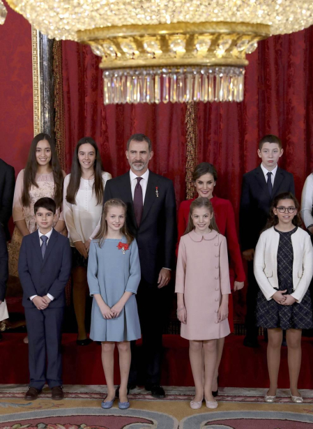 El Rey Felipe VI ha entregado este martes el Collar de la Insigne Orden del Toisón de Oro a la heredera de la Corona, la Princesa de Asturias, subrayando ante ella las "exigencias" y responsabilidades que implica su condición.