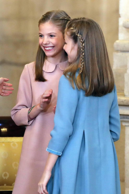 El Rey Felipe VI ha entregado este martes el Collar de la Insigne Orden del Toisón de Oro a la heredera de la Corona, la Princesa de Asturias, subrayando ante ella las "exigencias" y responsabilidades que implica su condición.