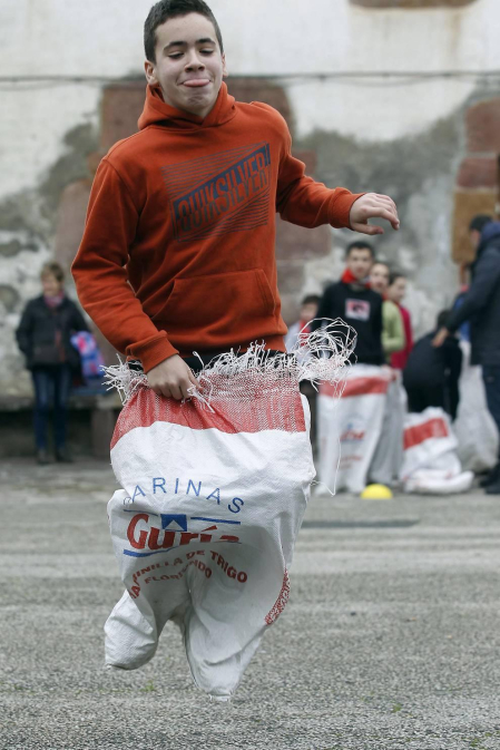 Medio millar de menores persiguieron, espada de madera en mano, el rastro del Juego del Gallo en el 'Orakunde' de Elizondo. El sector infantil celebró en diferentes localidades del valle la tradición del 'Jueves Gordo' con juegos adaptados a su edad