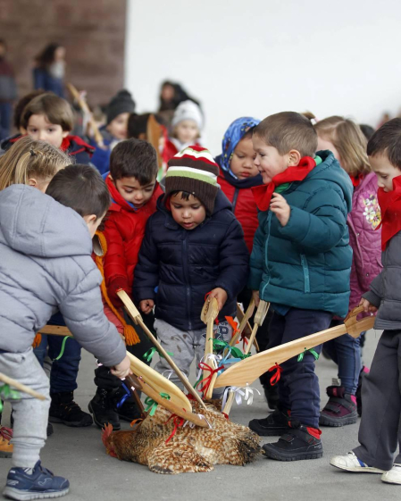 Medio millar de menores persiguieron, espada de madera en mano, el rastro del Juego del Gallo en el 'Orakunde' de Elizondo. El sector infantil celebró en diferentes localidades del valle la tradición del 'Jueves Gordo' con juegos adaptados a su edad
