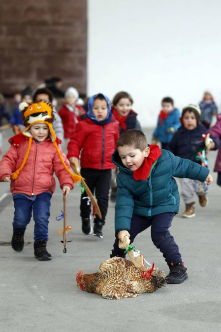 Medio millar de menores persiguieron, espada de madera en mano, el rastro del Juego del Gallo en el 'Orakunde' de Elizondo. El sector infantil celebró en diferentes localidades del valle la tradición del 'Jueves Gordo' con juegos adaptados a su edad