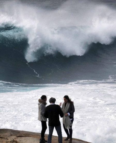 Galicia es la comunidad más afectada por la transformación de la borrasca del Atlántico norte de los últimos días en otra más intensa -denominada Félix-, que dejará durante todo el fin de semana viento intenso, olas de hasta ocho metros, fuertes vientos y abundantes precipitaciones