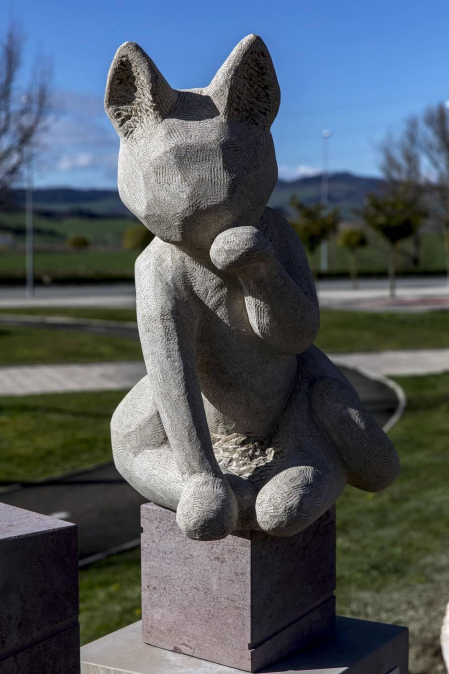 Alumnos del taller de piedra de la Escuela de Arte de Pamplona han creado el conjunto escultórico 'Jugando al cubo', instalado en la urbanización Ardoi (Zizur Mayor). Es el tercer proyecto que realiza la Escuela para el Ayuntamiento de la localidad