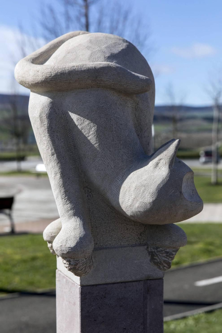 Alumnos del taller de piedra de la Escuela de Arte de Pamplona han creado el conjunto escultórico 'Jugando al cubo', instalado en la urbanización Ardoi (Zizur Mayor). Es el tercer proyecto que realiza la Escuela para el Ayuntamiento de la localidad