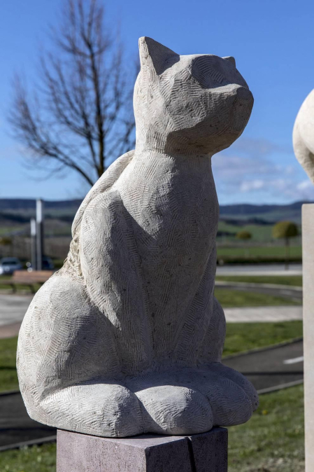 Alumnos del taller de piedra de la Escuela de Arte de Pamplona han creado el conjunto escultórico 'Jugando al cubo', instalado en la urbanización Ardoi (Zizur Mayor). Es el tercer proyecto que realiza la Escuela para el Ayuntamiento de la localidad