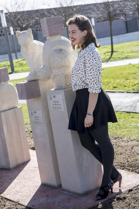 Alumnos del taller de piedra de la Escuela de Arte de Pamplona han creado el conjunto escultórico 'Jugando al cubo', instalado en la urbanización Ardoi (Zizur Mayor). Es el tercer proyecto que realiza la Escuela para el Ayuntamiento de la localidad
