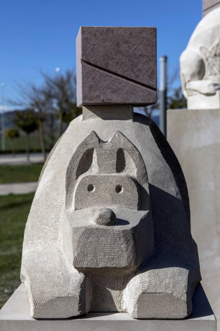 Alumnos del taller de piedra de la Escuela de Arte de Pamplona han creado el conjunto escultórico 'Jugando al cubo', instalado en la urbanización Ardoi (Zizur Mayor). Es el tercer proyecto que realiza la Escuela para el Ayuntamiento de la localidad