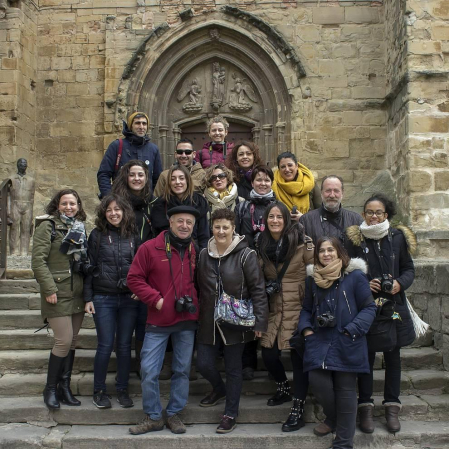 La XXXI Feria de artesanía Ciudad de Viana, organizada por la Fundación Erentzun, animó la céntrica plaza de los Fueros de esta localidad el domingo 25 de marzo. Además, como en años anteriores, la plaza del Coso también se sumó a la fiesta con su propuesta de pinchos, sidra y vino y la puesta en marcha de talleres tanto para los más pequeños como para adultos.