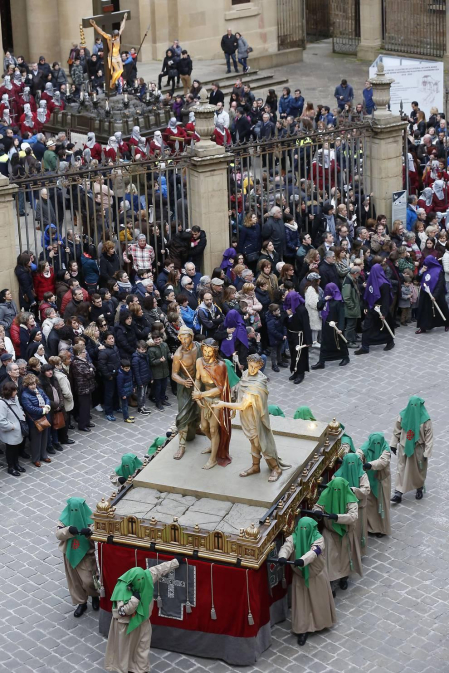 Los 12 pasos que componen la procesión han desfilado por las calles del Casco Antiguo de la capital foral.