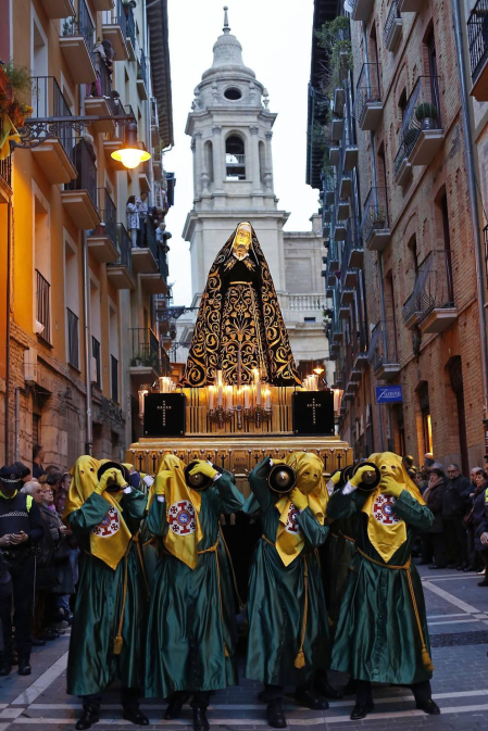 Los 12 pasos que componen la procesión han desfilado por las calles del Casco Antiguo de la capital foral.
