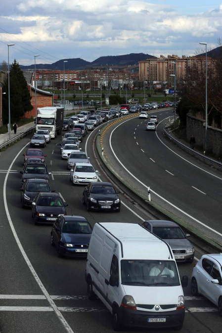 Un camión cisterna ha volcado este martes en la ronda de Pamplona, a la altura de Ansoáin, y el vertido de hidrocarburo ha llegado al río Arga.