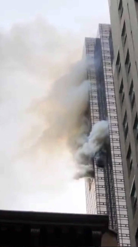Un hombre murió y cuatro bomberos sufrieron lesiones leves por un incendio que se declaró hoy en la Torre Trump de Nueva York por motivos aún desconocidos, informaron fuentes oficiales.