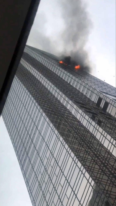 Un hombre murió y cuatro bomberos sufrieron lesiones leves por un incendio que se declaró hoy en la Torre Trump de Nueva York por motivos aún desconocidos, informaron fuentes oficiales.