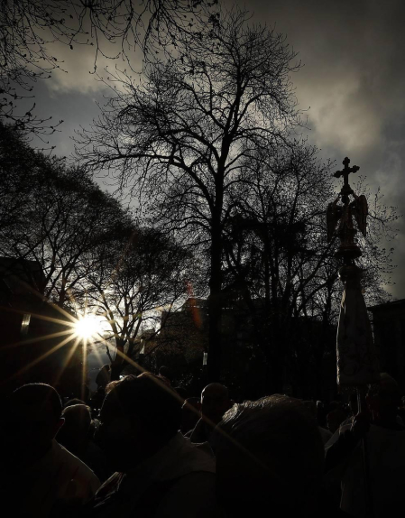 El Ángel de Aralar ha llegado este lunes a la capital navarra y ha sido recibido por el ángel de la Casa de Misericordia