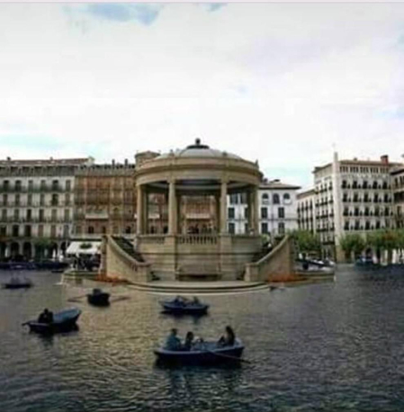 Estampas graciosas haciendo alusión al temporal de lluvia que afectó a la Comunidad foral del 10 al 14 de abril.