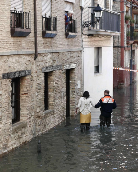 Las copiosas lluvias caídas en toda Navarra en los últimos días pusieron ayer en el punto de mira a los ríos navarros, que estuvieron en estado de alerta durante todo el día. Tras el desborde de los ríos Arga, Arakil, Ega y Aragón este jueves, para hoy el foco se centra en el Ebro, que a las cinco y veinte de la madrugada ha superado los 2.500 m³/s de caudal. A las ocho y media de la mañana, este río registra ya una altura de 7,73 metros y una traída de aguas de 2.644 m³/s.
