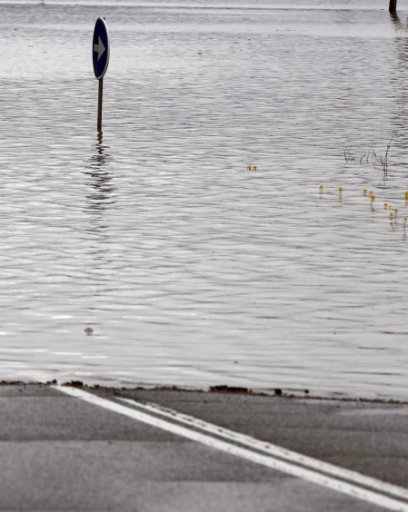 Las copiosas lluvias caídas en toda Navarra en los últimos días pusieron ayer en el punto de mira a los ríos navarros, que estuvieron en estado de alerta durante todo el día. Tras el desborde de los ríos Arga, Arakil, Ega y Aragón este jueves, para hoy el foco se centra en el Ebro, que a las cinco y veinte de la madrugada ha superado los 2.500 m³/s de caudal. A las ocho y media de la mañana, este río registra ya una altura de 7,73 metros y una traída de aguas de 2.644 m³/s.