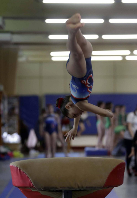 Este fin de semana se celebró la 25ª edición del trofeo de gimnasia artística en Amaya con un centenar de deportistas participantes y con un homenaje a todas las gimnastas que han pasado durante estos años por el club