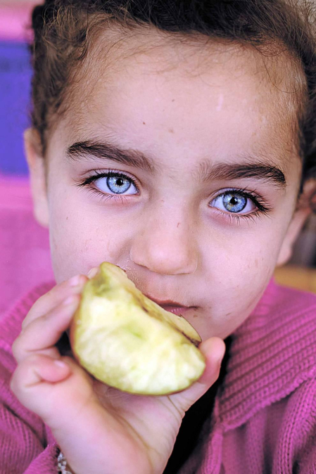 En Líbano el 30% de la población es refugiada siria. Más de 500.000 niños y niñas en edad escolar han huido del país, de los cuales se estima que 402.000 se encuentran en el grupo de edad escolar básica (entre 3 y 14 años) y 100.000 menores, en el grupo de edad de la escuela secundaria (entre 15 y 18 años).