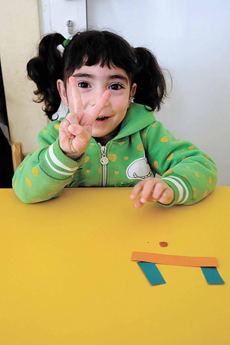 En Líbano el 30% de la población es refugiada siria. Más de 500.000 niños y niñas en edad escolar han huido del país, de los cuales se estima que 402.000 se encuentran en el grupo de edad escolar básica (entre 3 y 14 años) y 100.000 menores, en el grupo de edad de la escuela secundaria (entre 15 y 18 años).