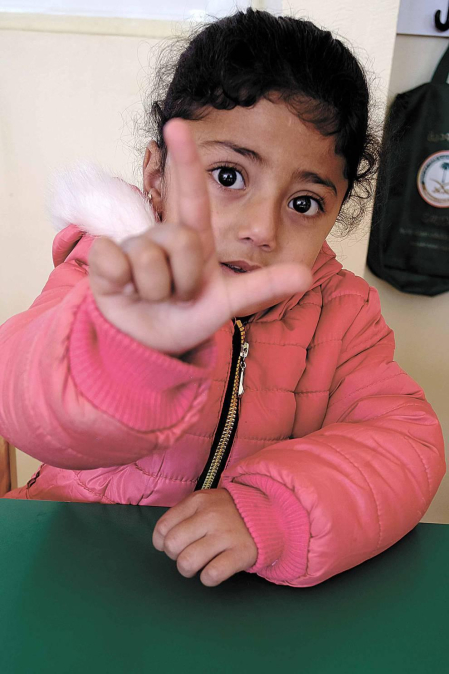 En Líbano el 30% de la población es refugiada siria. Más de 500.000 niños y niñas en edad escolar han huido del país, de los cuales se estima que 402.000 se encuentran en el grupo de edad escolar básica (entre 3 y 14 años) y 100.000 menores, en el grupo de edad de la escuela secundaria (entre 15 y 18 años).