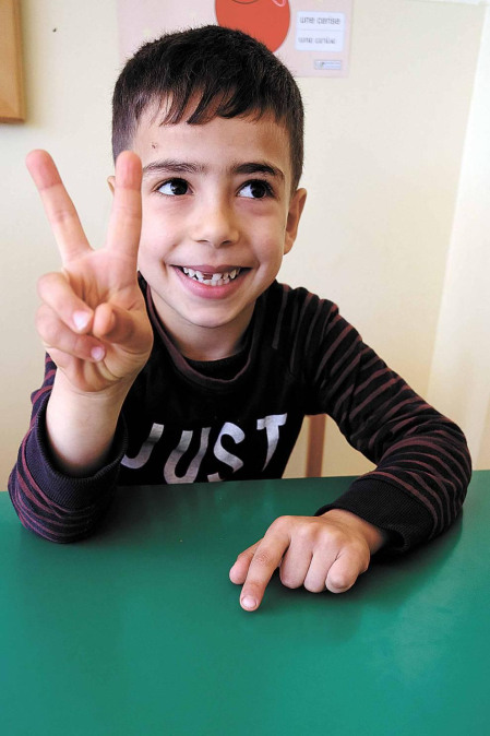 En Líbano el 30% de la población es refugiada siria. Más de 500.000 niños y niñas en edad escolar han huido del país, de los cuales se estima que 402.000 se encuentran en el grupo de edad escolar básica (entre 3 y 14 años) y 100.000 menores, en el grupo de edad de la escuela secundaria (entre 15 y 18 años).