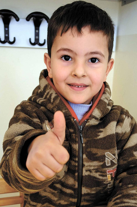 En Líbano el 30% de la población es refugiada siria. Más de 500.000 niños y niñas en edad escolar han huido del país, de los cuales se estima que 402.000 se encuentran en el grupo de edad escolar básica (entre 3 y 14 años) y 100.000 menores, en el grupo de edad de la escuela secundaria (entre 15 y 18 años).