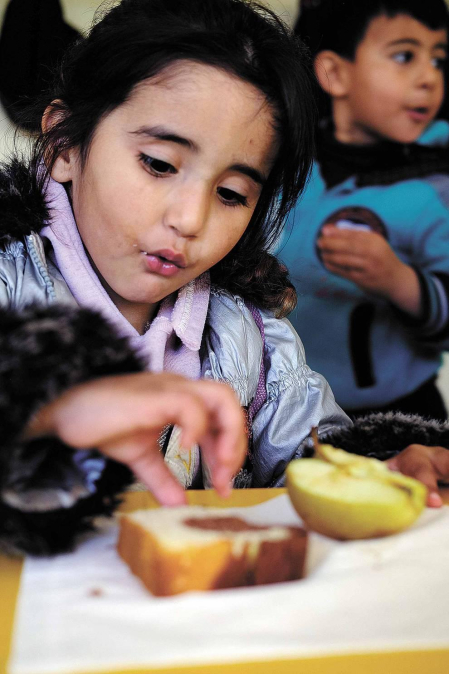 En Líbano el 30% de la población es refugiada siria. Más de 500.000 niños y niñas en edad escolar han huido del país, de los cuales se estima que 402.000 se encuentran en el grupo de edad escolar básica (entre 3 y 14 años) y 100.000 menores, en el grupo de edad de la escuela secundaria (entre 15 y 18 años).
