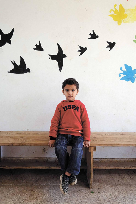 En Líbano el 30% de la población es refugiada siria. Más de 500.000 niños y niñas en edad escolar han huido del país, de los cuales se estima que 402.000 se encuentran en el grupo de edad escolar básica (entre 3 y 14 años) y 100.000 menores, en el grupo de edad de la escuela secundaria (entre 15 y 18 años).