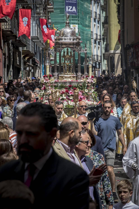 Procesión por las calles de Pamplona con motivo de la celebración del Corpus Christi.
