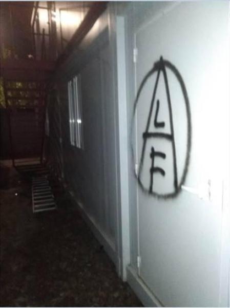Han aparecido varias pintadas y se ha incendiado una máquina elevadora utilizada para transportar las piezas del vallado