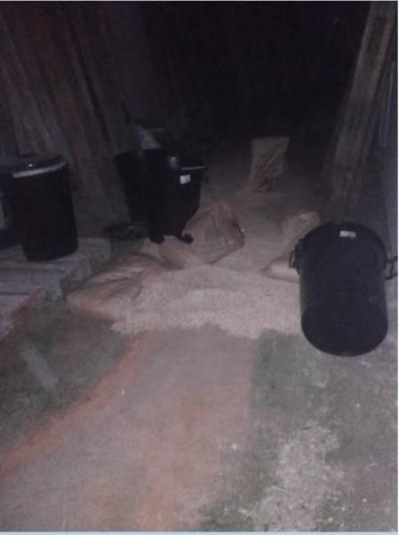 Han aparecido varias pintadas y se ha incendiado una máquina elevadora utilizada para transportar las piezas del vallado