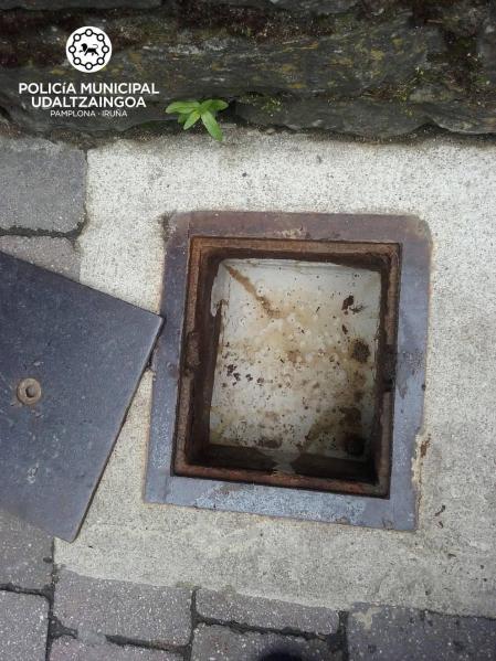 Han aparecido varias pintadas y se ha incendiado una máquina elevadora utilizada para transportar las piezas del vallado