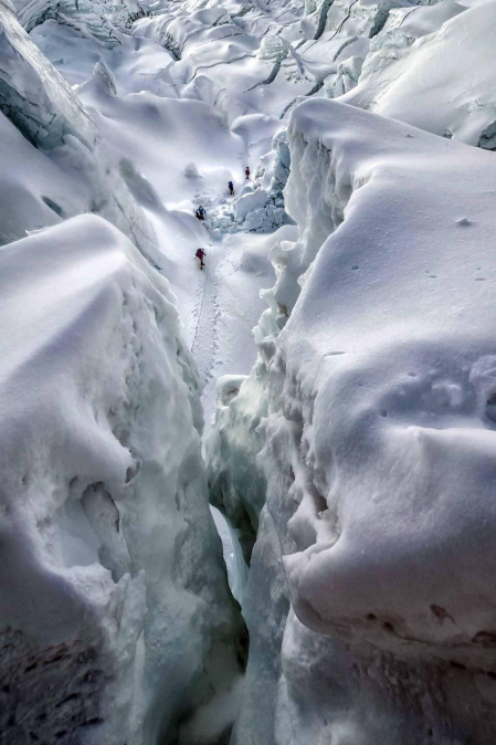Una secuencia fotográfica de Javier Camacho Gimeno, aficado desde hace dos décadas en Pamplona, descubre perspectivas de ensueño sobre la cima del mundo que alcanzó el mayo. Las imágenes refrescan su memoria de satisfacción y penuria por el ímprobo esfuerzo que debió realizar después de arrebatar al descanso dos noches de vigilia por desnudar el alma del Everest.