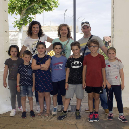 La asociación juvenil 'Los ginebros', con la colaboración del ayuntamiento local, puso en marcha la decimoquinta edición de las Fiestas de la Juventud de Ayegui que se celebró el 8 y 9 de junio. La cámara de ¡Click! se acercó a la chocolatada, hinchables y talleres organizados el primer día, como preludio al lanzamiento del cohete anunciador, que poco después ponía en marcha de forma oficial los festejos.