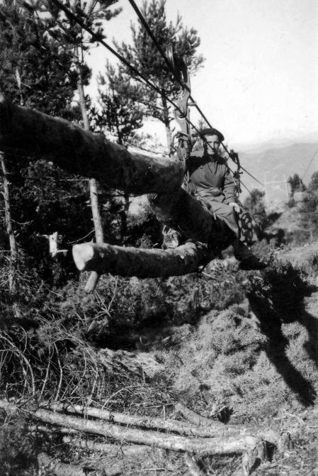 Arrastrados por machos o bueyes, suspendidos en un sistema de cables y por el río Irati, el traslado de troncos nutrió el aserradero de Ekai entre 1920 y 1958. Los barranqueadores reconducían la madera por el río. La red de cables forestales se extendió, al menos, a 126 puntos en Navarra
