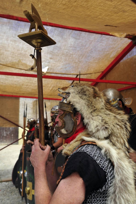 El Festival Romano de Andelo de Mendigorría alcanzó este año su XVII edición, una cita cultural y artística en la que se pudo disfrutar de la esencia del mundo romano con actuaciones teatrales y representaciones del ejército a pie de calle