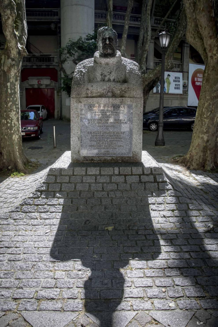 El 6 de julio se cumplen cincuenta años de la inauguración de la escultura dedicada al premio nobel frente a la plaza de toros
