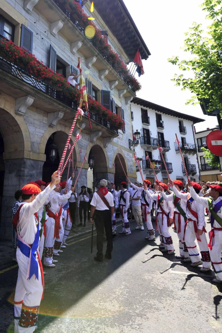 Cientos de asistentes de todas las edades disfrutaron de las Fiestas de San Fermín de Lesaka